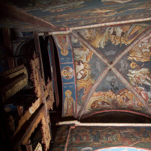 Олтарски свод са фрескама из циклуса Христових јављања по Васкрсењу