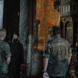 КФОР војници у посети манастиру 1