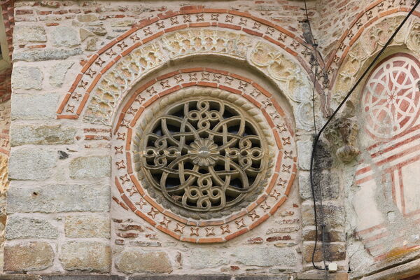 Eastern large rosette of the northern facade