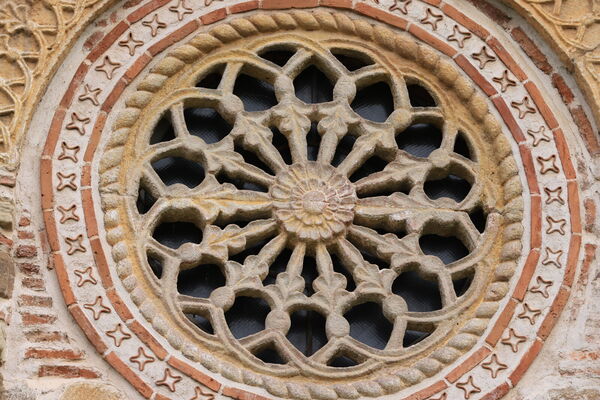 A large rosette on the southern facade of the narthex