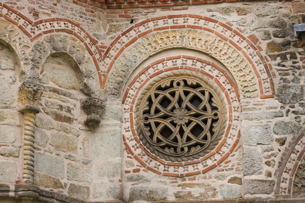 The large western rosette of the northern facade of the nave