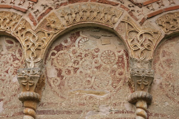 Painted rosettes under the blind arcade of the altar apse