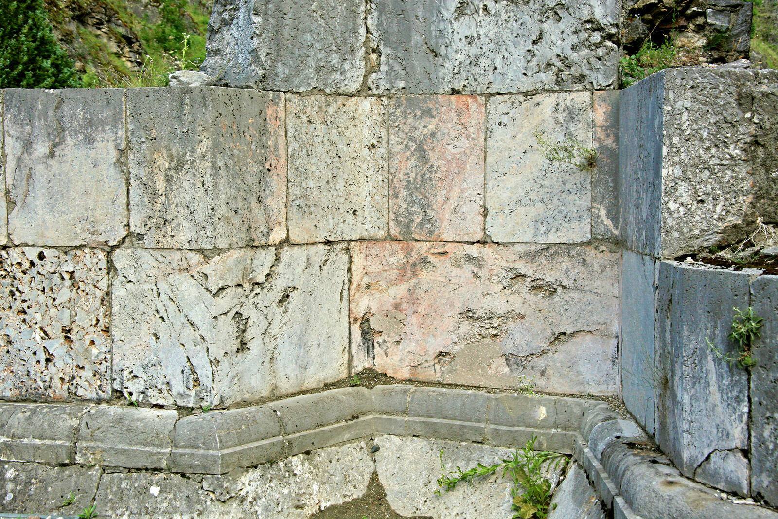 Поглед споља на зидове олтарских апсида