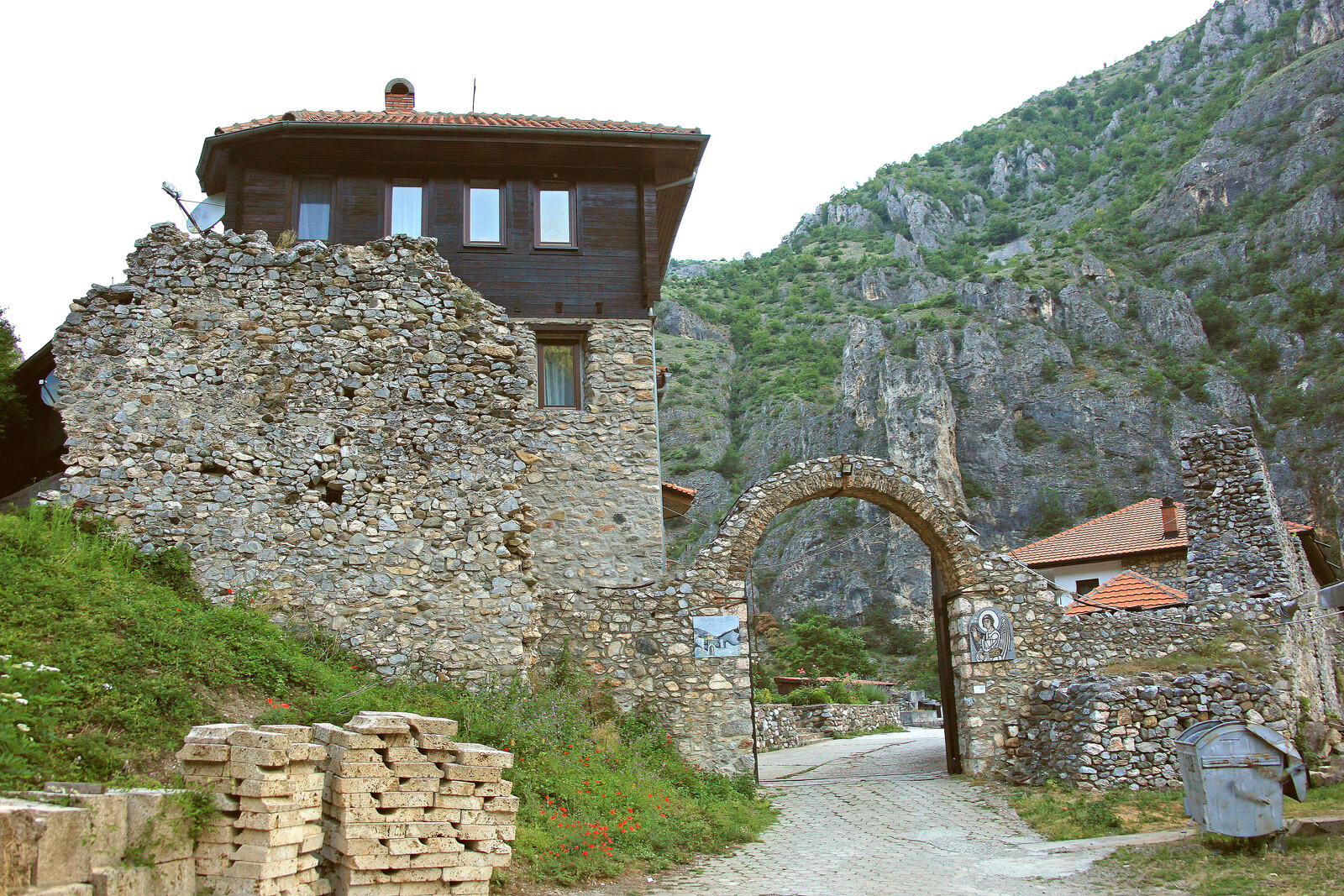 Југоисточни улаз у манастир и конак