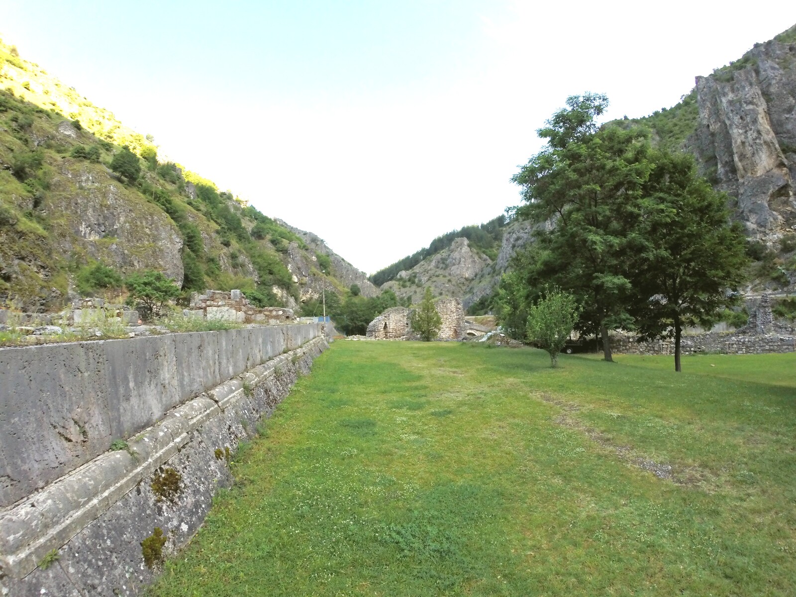 Сокл северног зида католикона и северни део манастирске порте
