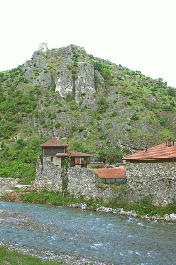 Поглед на  североисточни део манастира и утврђење Вишеград
