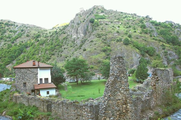 Western Dormitory, ruins