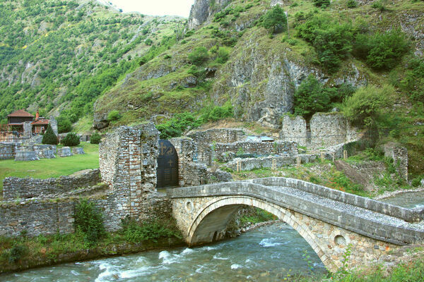 Камени мост и северозападни улаз у манастир и остаци трпезарије
