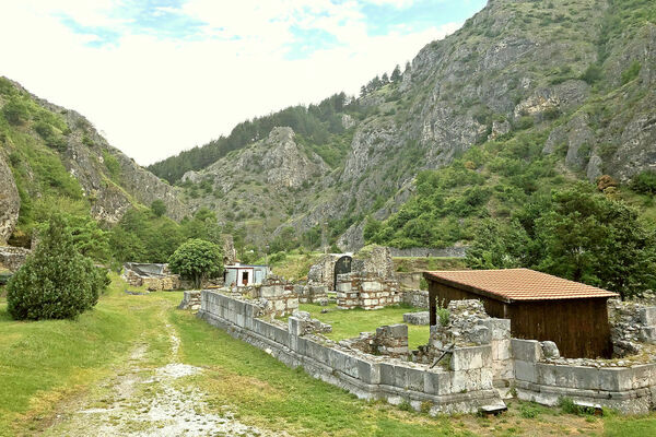 Поглед на цркву Светих арханђела (католикон) са југоисточне стране