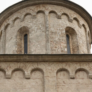 Remains of fresco-decoration on dome and cube stand