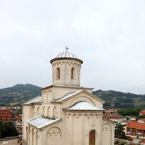 Поглед на ариљску цркву са источне стране