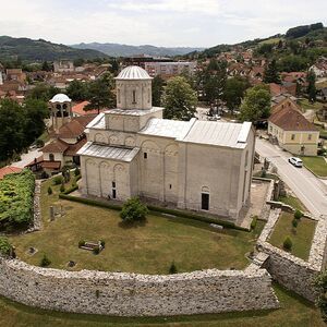 Поглед на ариљску цркву и остатке манастирских грађевина