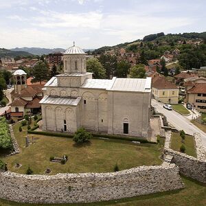 Поглед на ариљску цркву и остатке манастирских грађевина