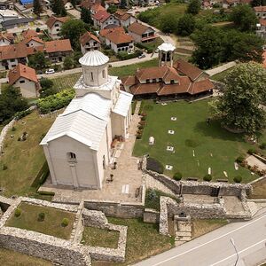 Поглед на ариљску цркву и остатке манастирских грађевина