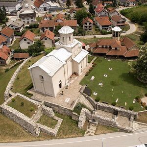 Поглед на ариљску цркву и остатке манастирских грађевина