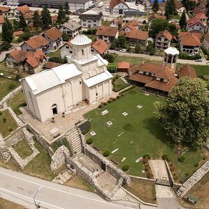 Поглед на ариљску цркву и остатке манастирских грађевина