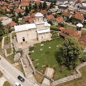 Поглед на ариљску цркву и остатке манастирских грађевина