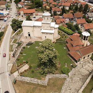 Поглед на ариљску цркву и остатке манастирских грађевина