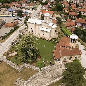 Поглед на ариљску цркву и остатке манастирских грађевина