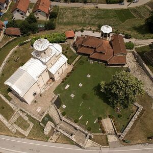 Поглед на ариљску цркву и остатке манастирских грађевина