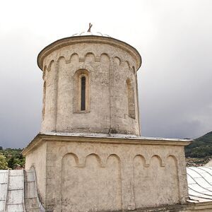 Поглед на куполу и коцкасто постоље ариљске цркве