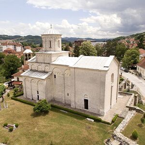 Поглед на ариљску цркву и остатке манастирских грађевина