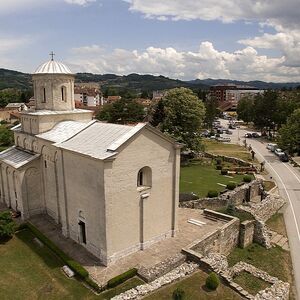 Поглед на ариљску цркву и остатке манастирских грађевина