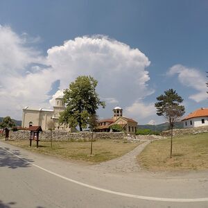 Поглед на ариљску цркву и ближу околину