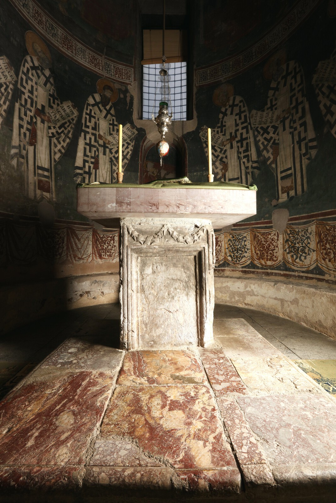Altar table, the masoned seats and sokl zone of altar apse