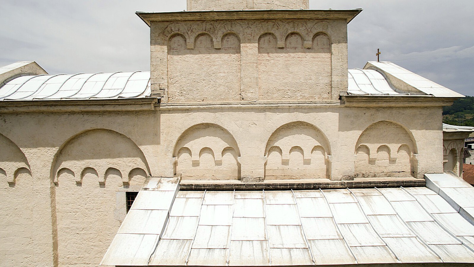 Arcades and linen at southern fasade of the church