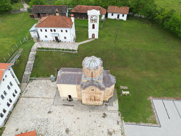 Поглед на манастир и цркву одозго