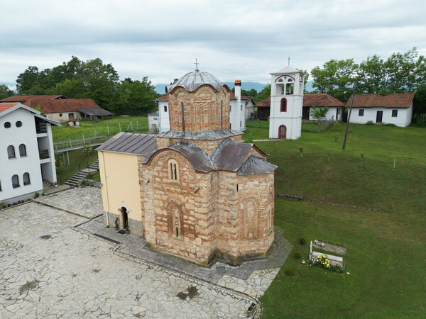 Поглед на манастир и цркву одозго