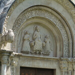 Relief above the western portal: Christ with Angels 1