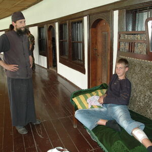 Монах са дечаком кога је ујео пас 1