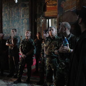 КФОР војници у посети манастиру 15