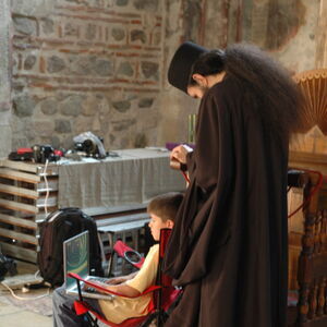 Монах гледа Стефана како игра игрице на компјутеру