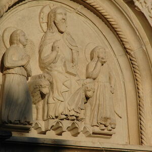 Relief above the western portal: Christ with Angels 4