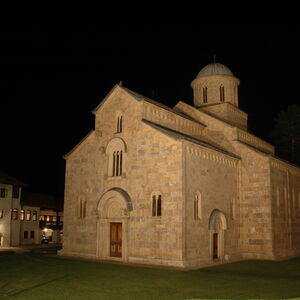 Decani at night 32