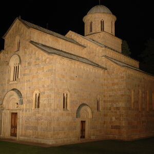 Decani at night 37