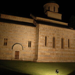 Decani at night 52