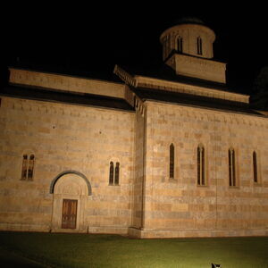 Decani at night 53