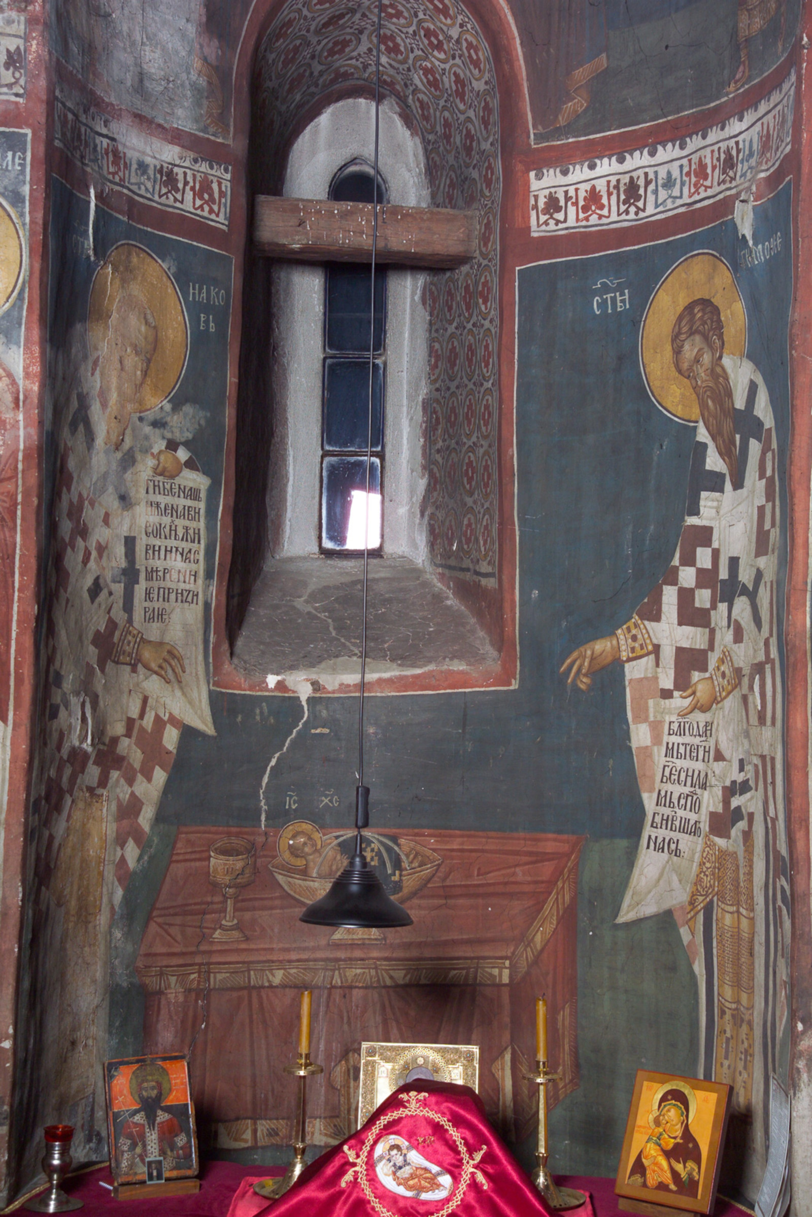 Св. Јаков са леве стране и св. Тимотије са десне стране Часне Трпезе са Агнецом (детаљ из Службе архијереја)