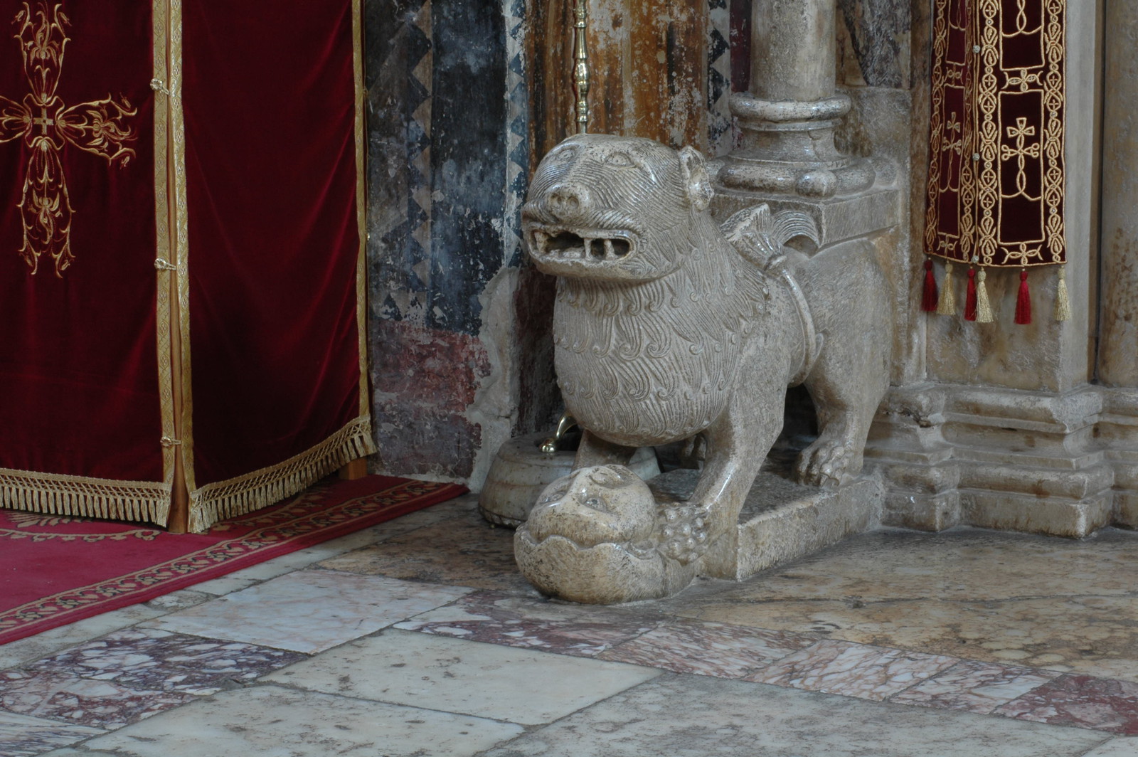 Lion at the nave portal 9