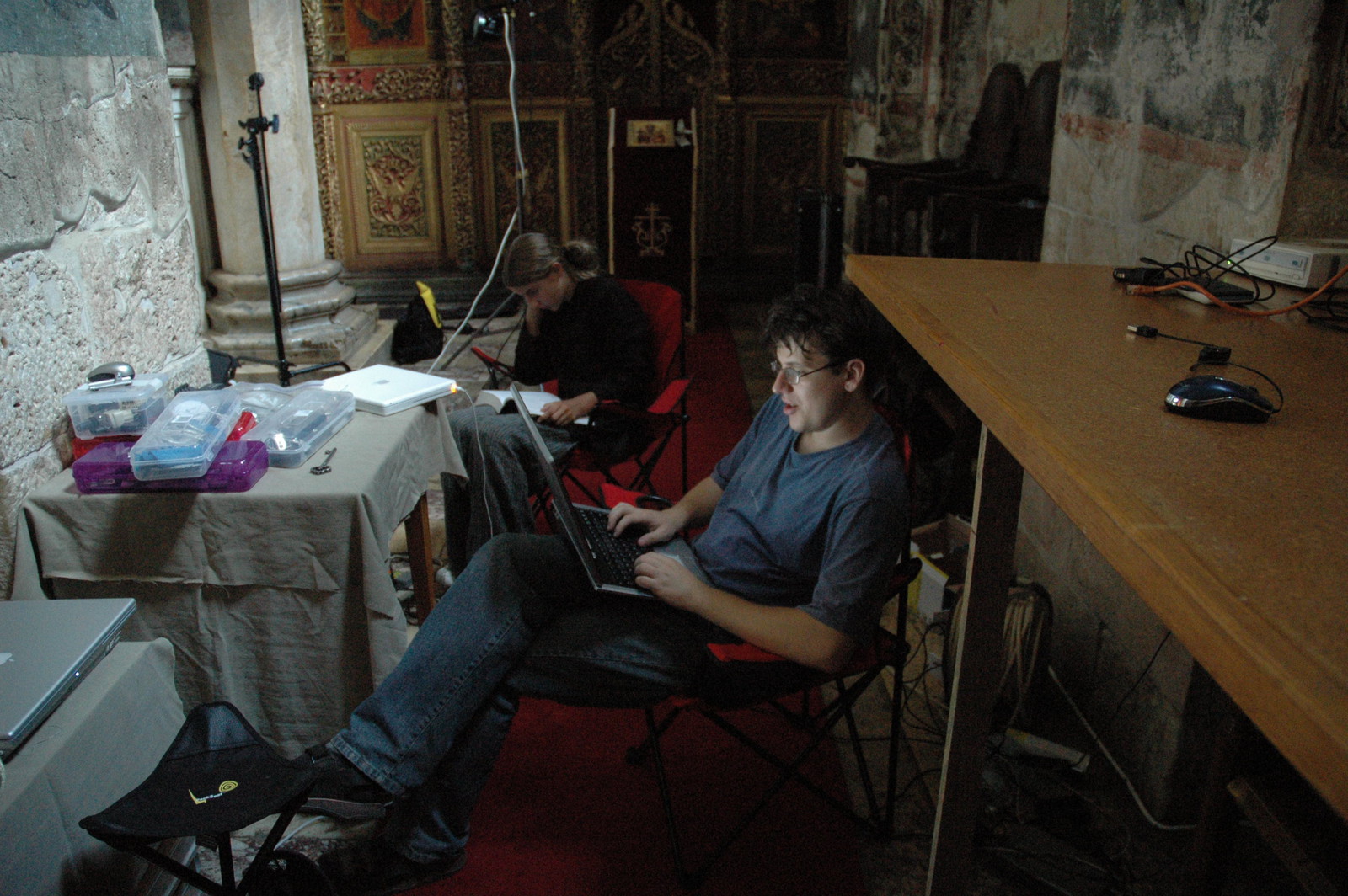 Игор обрађује фотографије на свом лаптопу