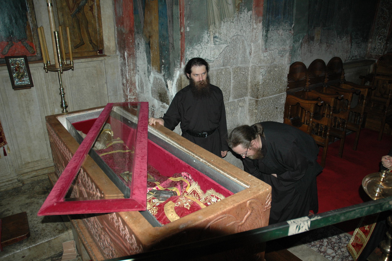 Honoring the holy relics of Stefan of Decani 4