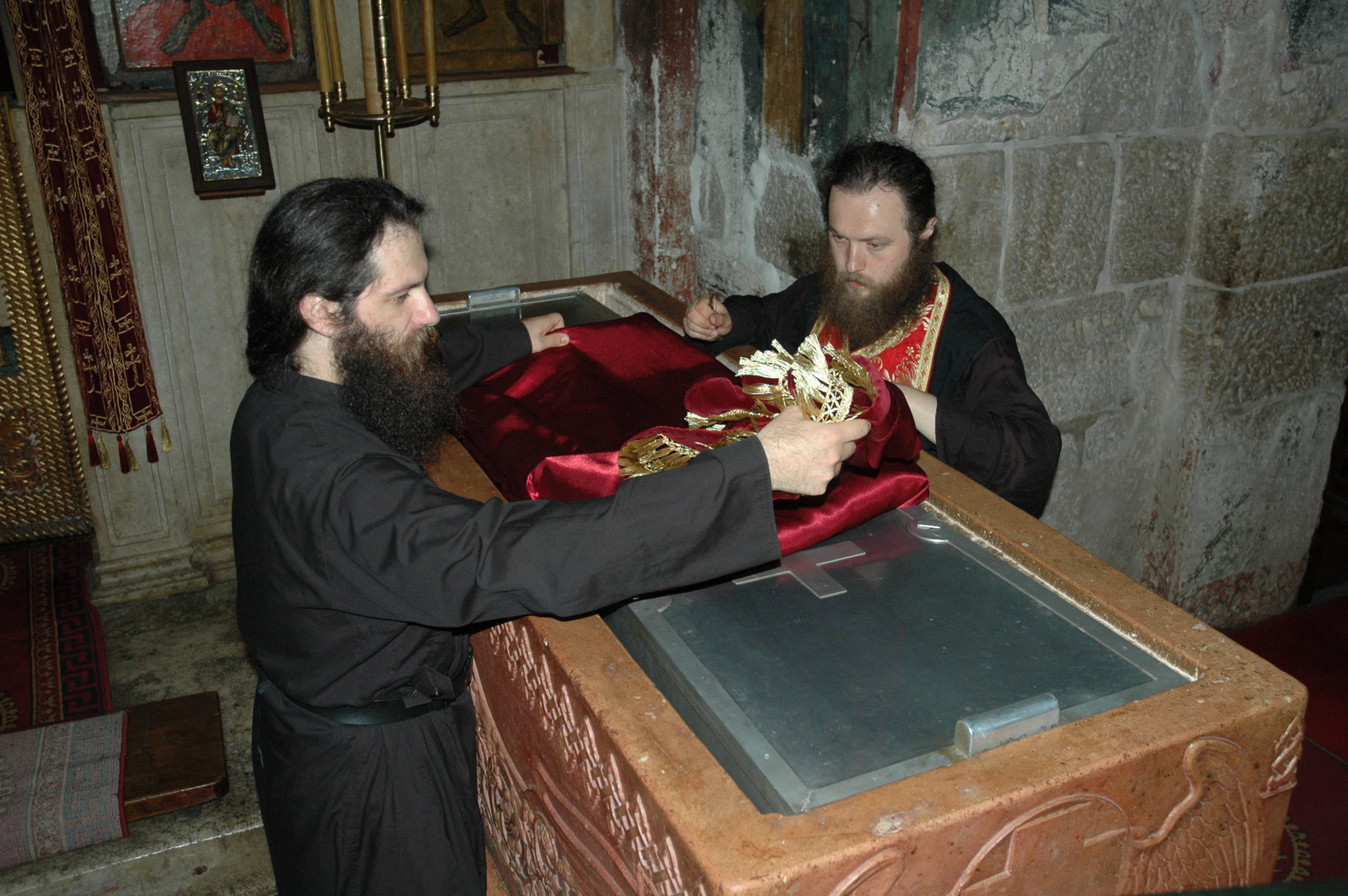Honoring the holy relics of Stefan of Decani 18