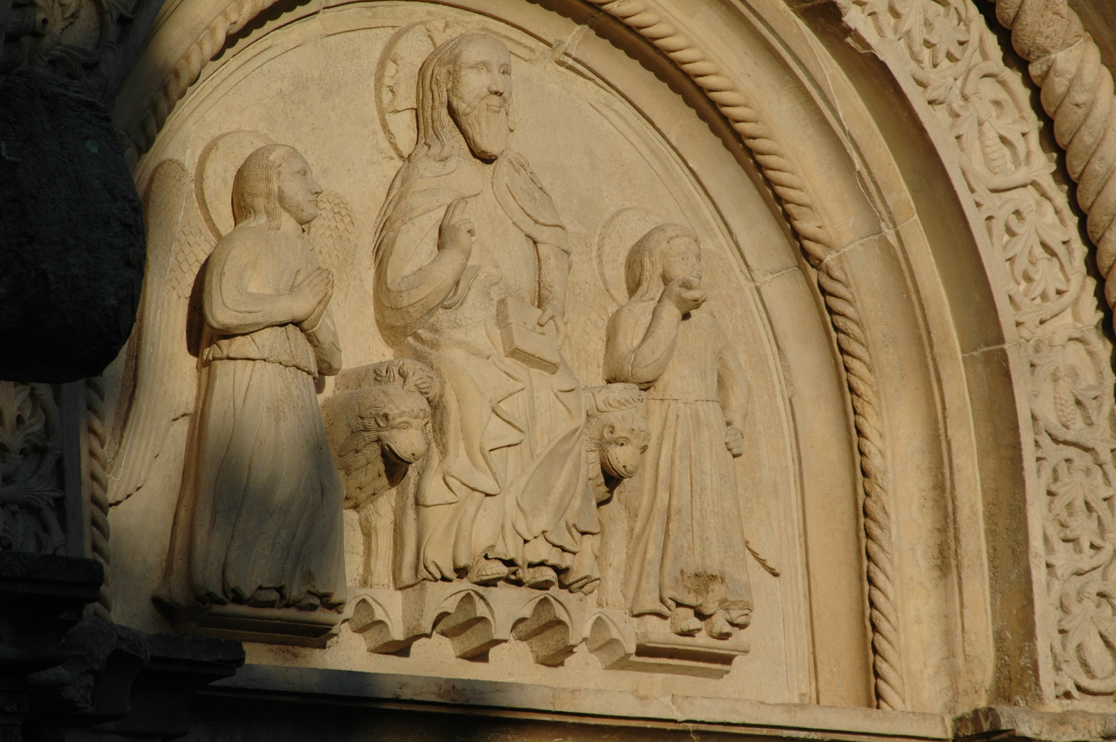 Relief above the western portal: Christ with Angels 4