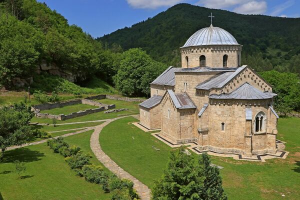 Црква и остаци старе трпезарије