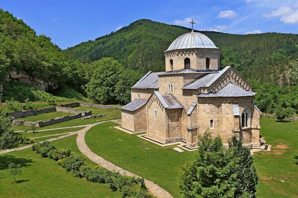 Црква и остаци старе трпезарије