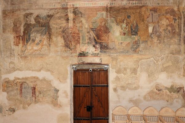 The first two zones of the western wall of the narthex